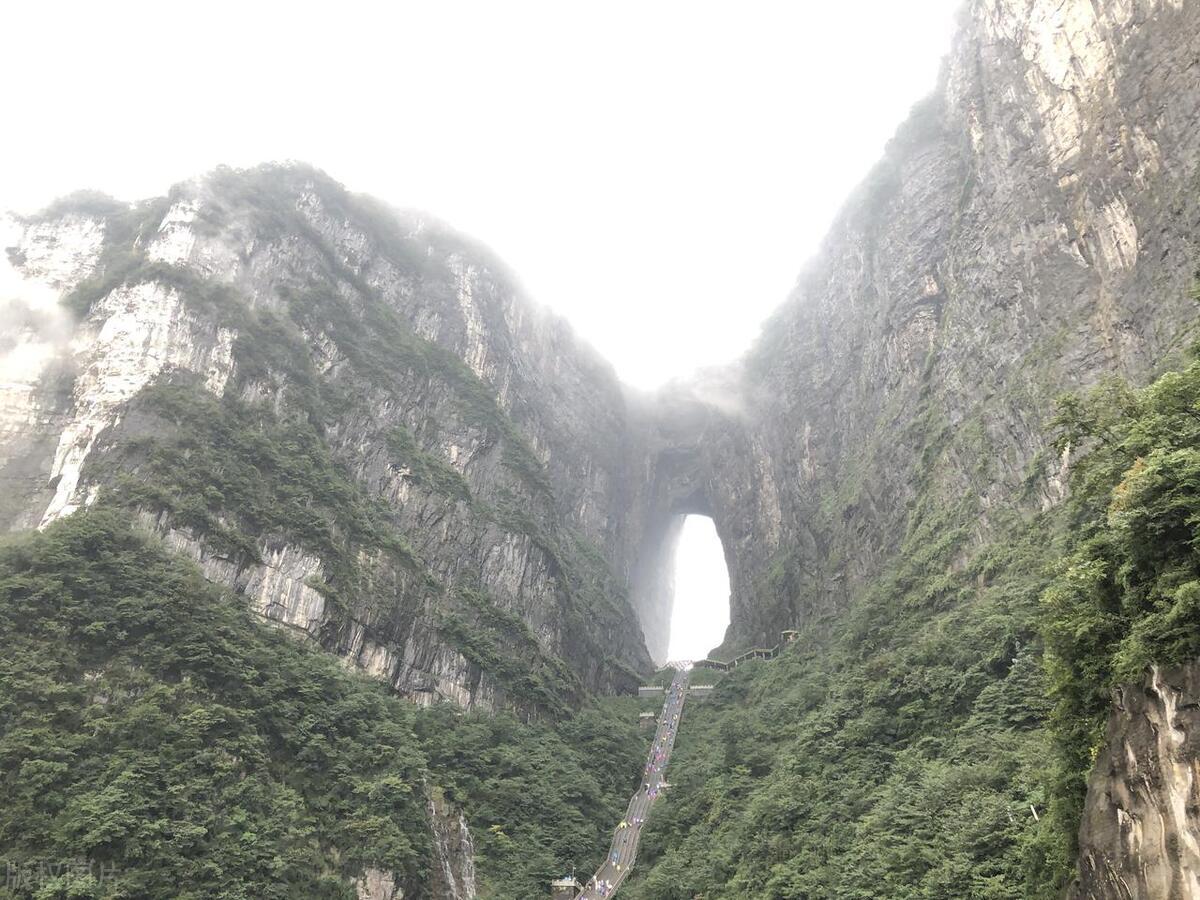 1.27亿给大山装扶梯投资1.27亿，为大山装扶梯——探索山区交通新篇章
