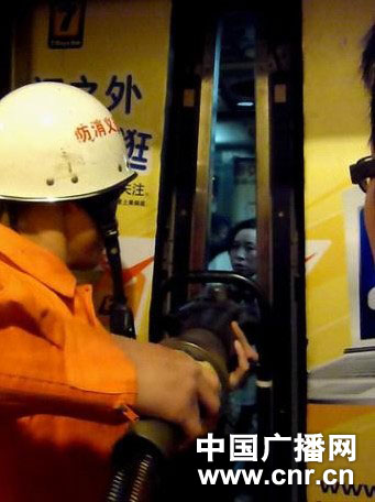电梯故障12人被困如果发生电梯故障导致12人被困，以下是一些应对措施